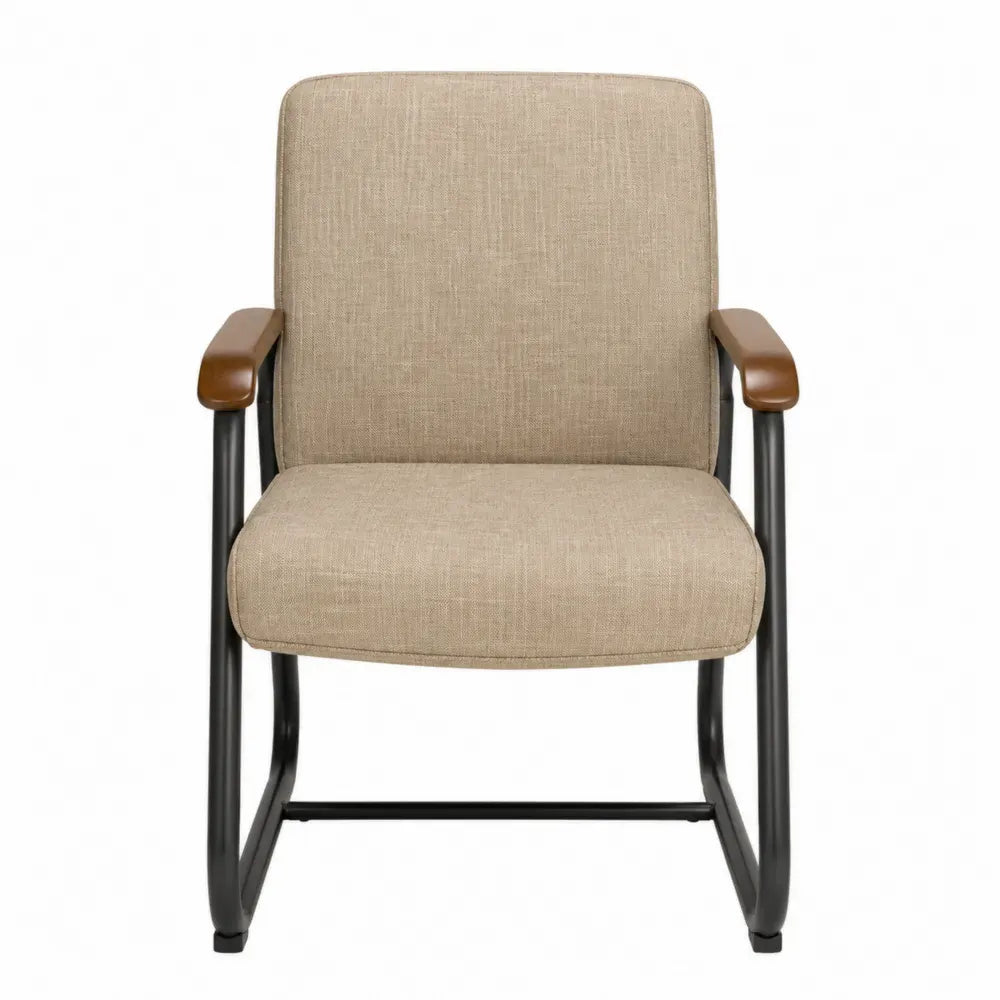 Silla de oficina fija tipo trineo con asiento de tela beige estructura de acero negro y reposabrazos marrones 60x62x88 cm